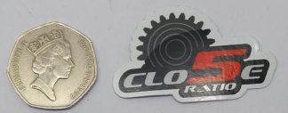 GRAPHIC CLO5E RATIO LOGO SMALL STICKER